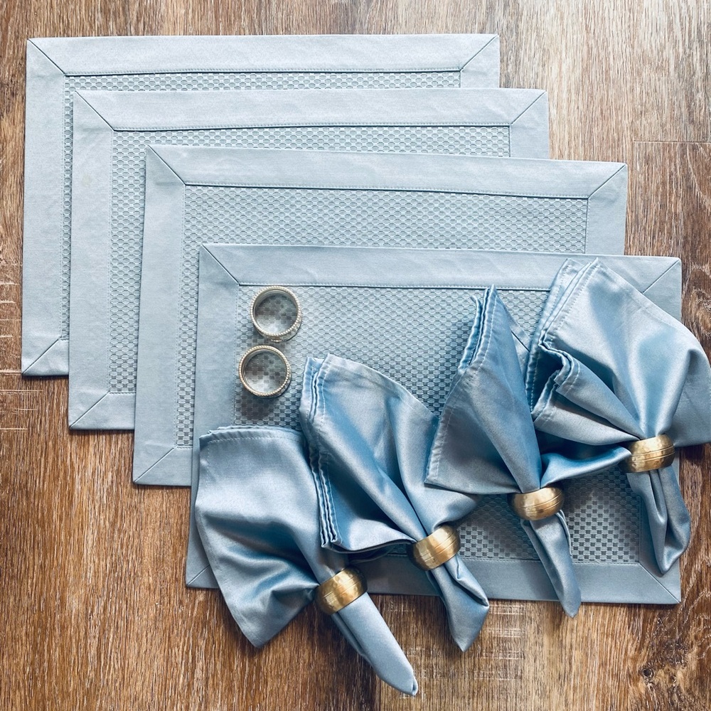 Set of 4 pale teal placemats, napkins with napkin Rings
